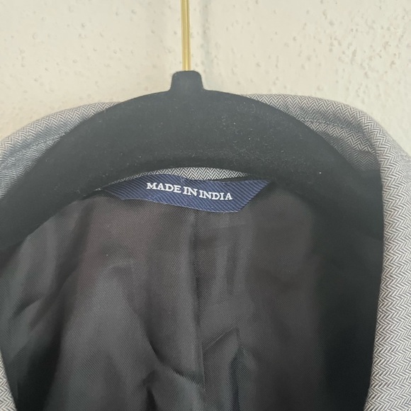 CRAFT & Barrow Man Gray Herringbone Sport Coat, Size 44L - Picture 3 of 8